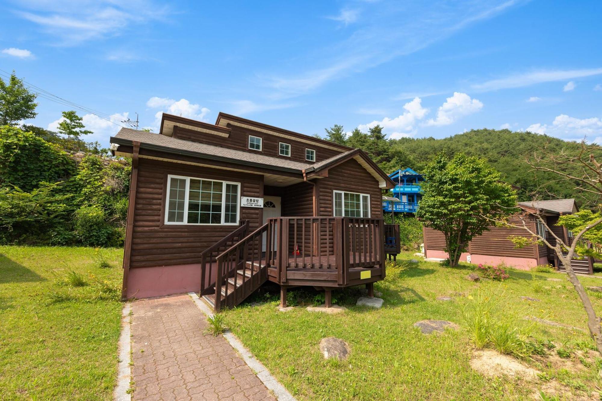 Gangneung Yasaenghwa Maeul Hotel Room photo